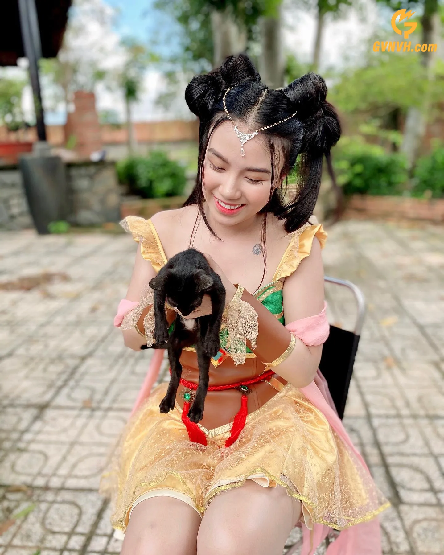 Ảnh Linh miu nude cosplay với trang phục đáng yêu cùng chú mèo đen